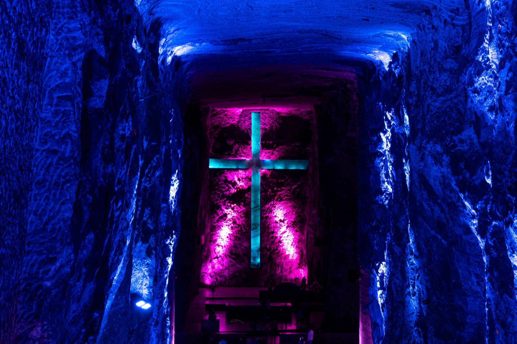 Rondreis Colombia, Zipaquirá, zoutkathedraal smalle gang met groot kruis