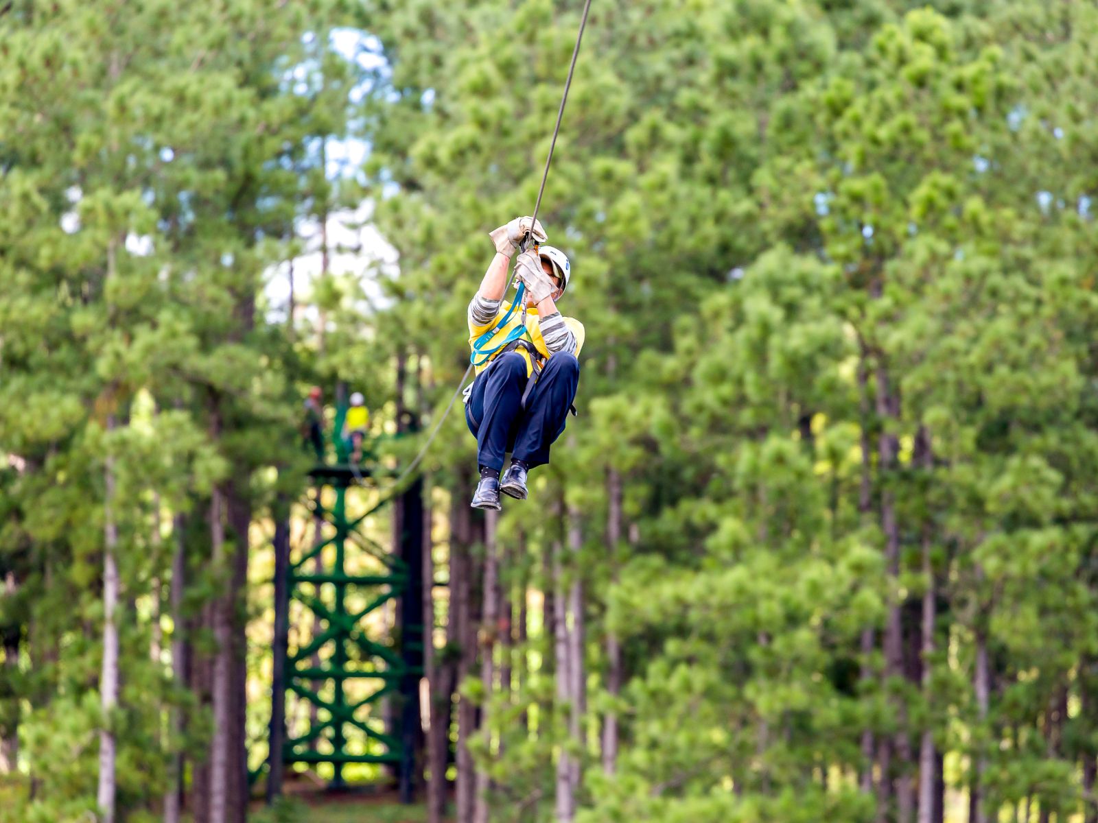 Rondreis Cuba, Las Terrazzas, Ziplinen door Las Terrazas, zipline man