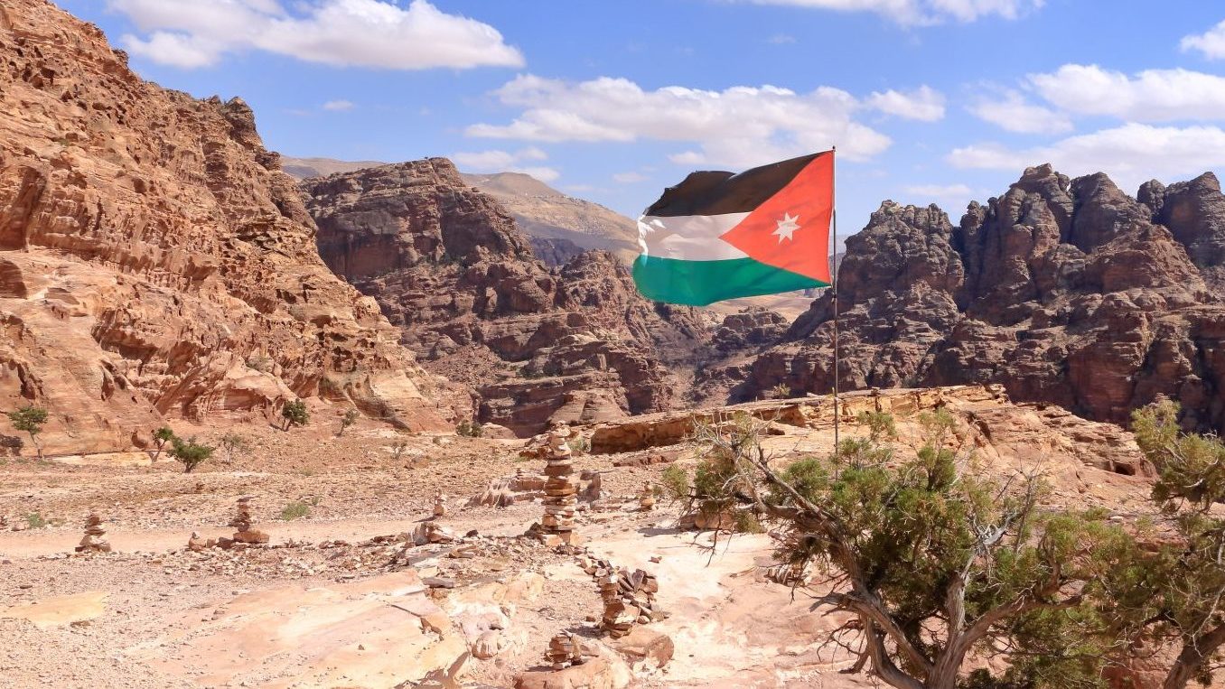 Rondreis Jordanië, Jordan Trail, hiking trail Wadi Musa met vlag Jordanie