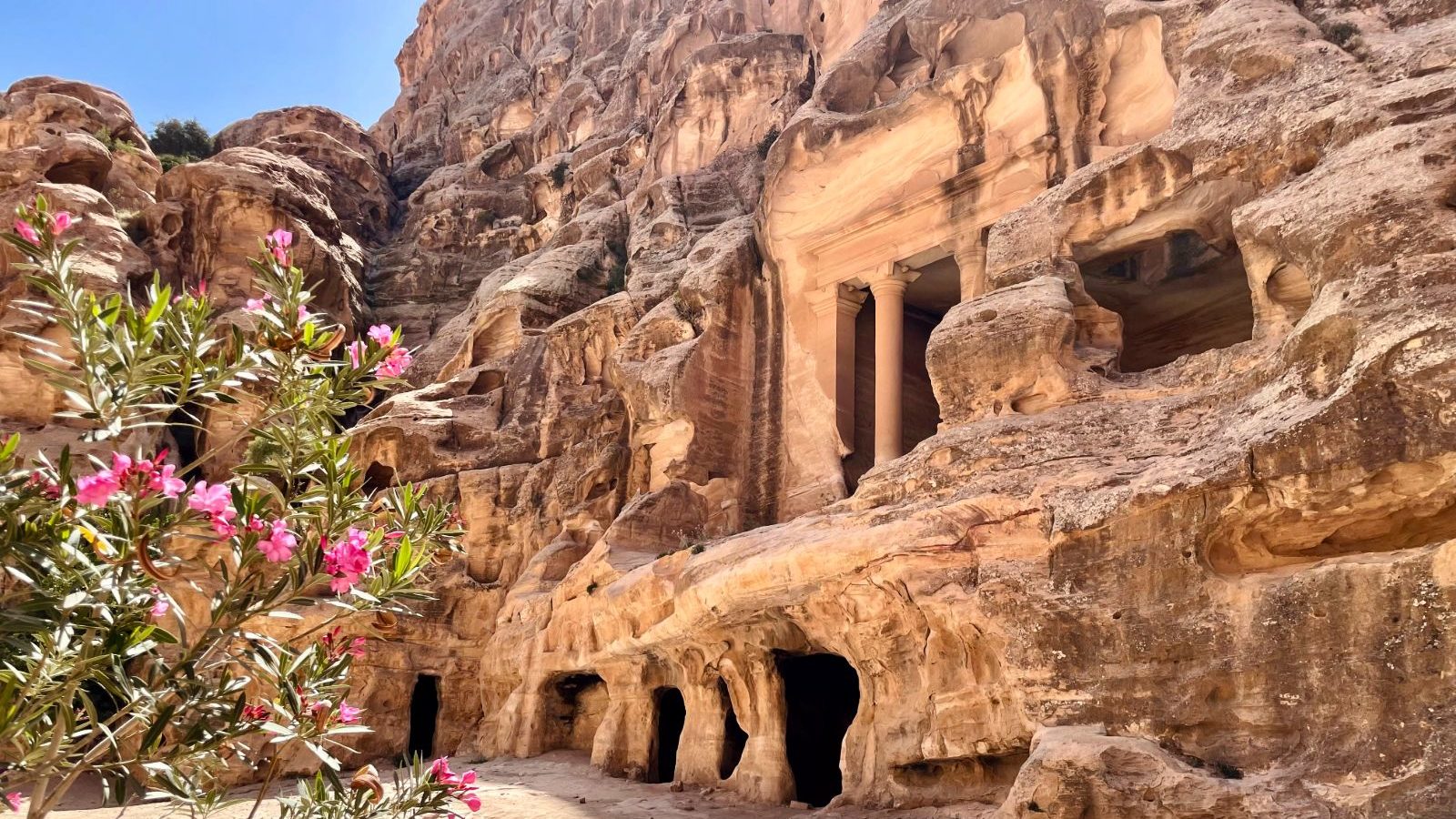 Rondreis Jordanië, Little Petra, tempel met bloemen