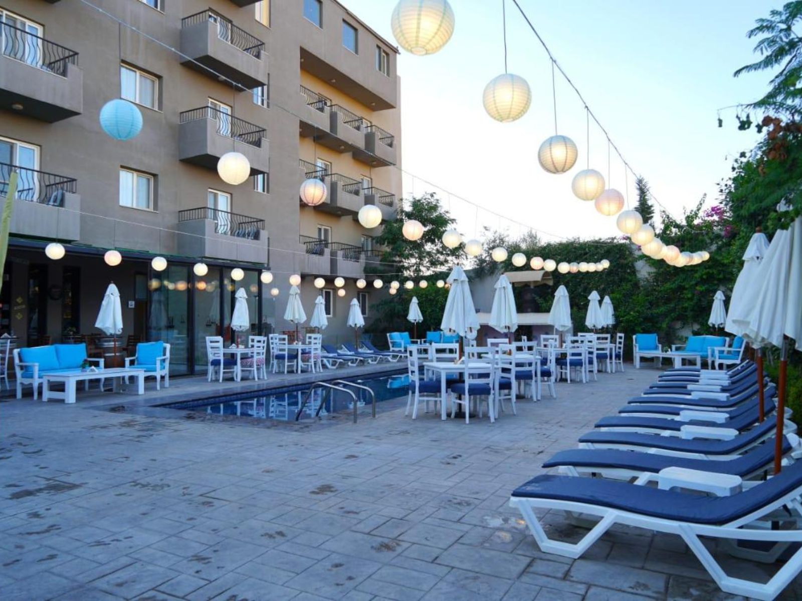 Rondreis Jordanie, Madaba, Aitch Boutique Hotel zwembad