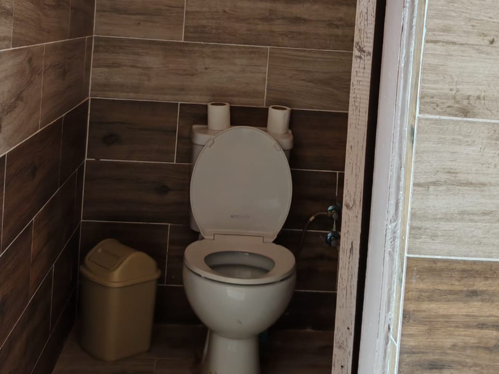 Rondreis Jordanie, Wadi Rum, Bedouin Lifestyle Camp badkamer toilet