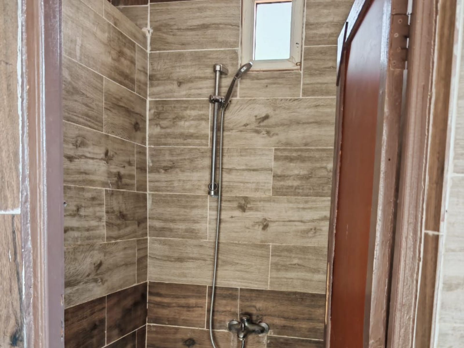 Rondreis Jordanie, Wadi Rum, Bedouin Lifestyle Camp badkamer douche