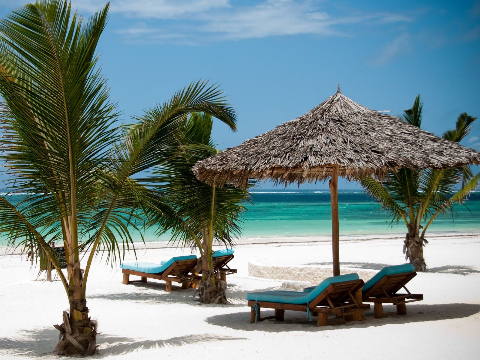Rondreis Kenia, Diani Beach, Waterlovers Beach Resort, strandstoelen onder de parasol