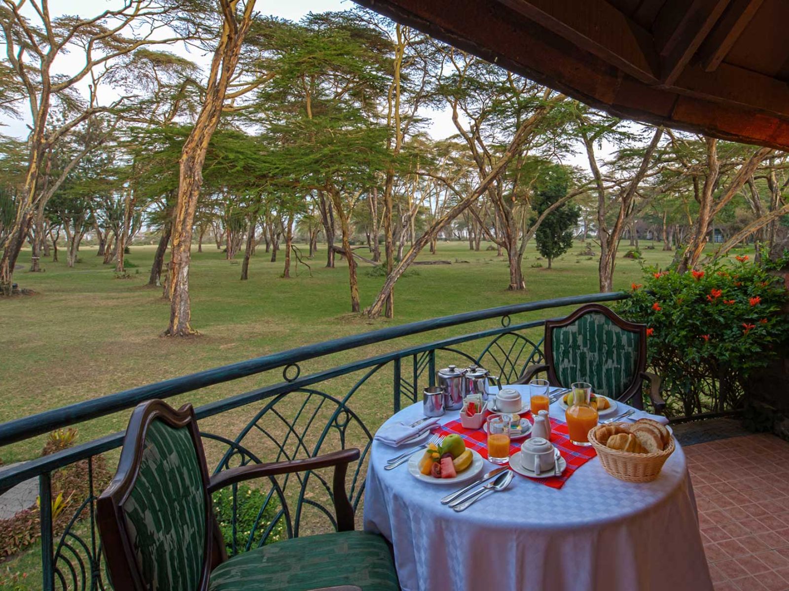 Rondreis Kenia, Lake Naivasha, lake Naivasha Sopa Resort, eettafel op het balkon