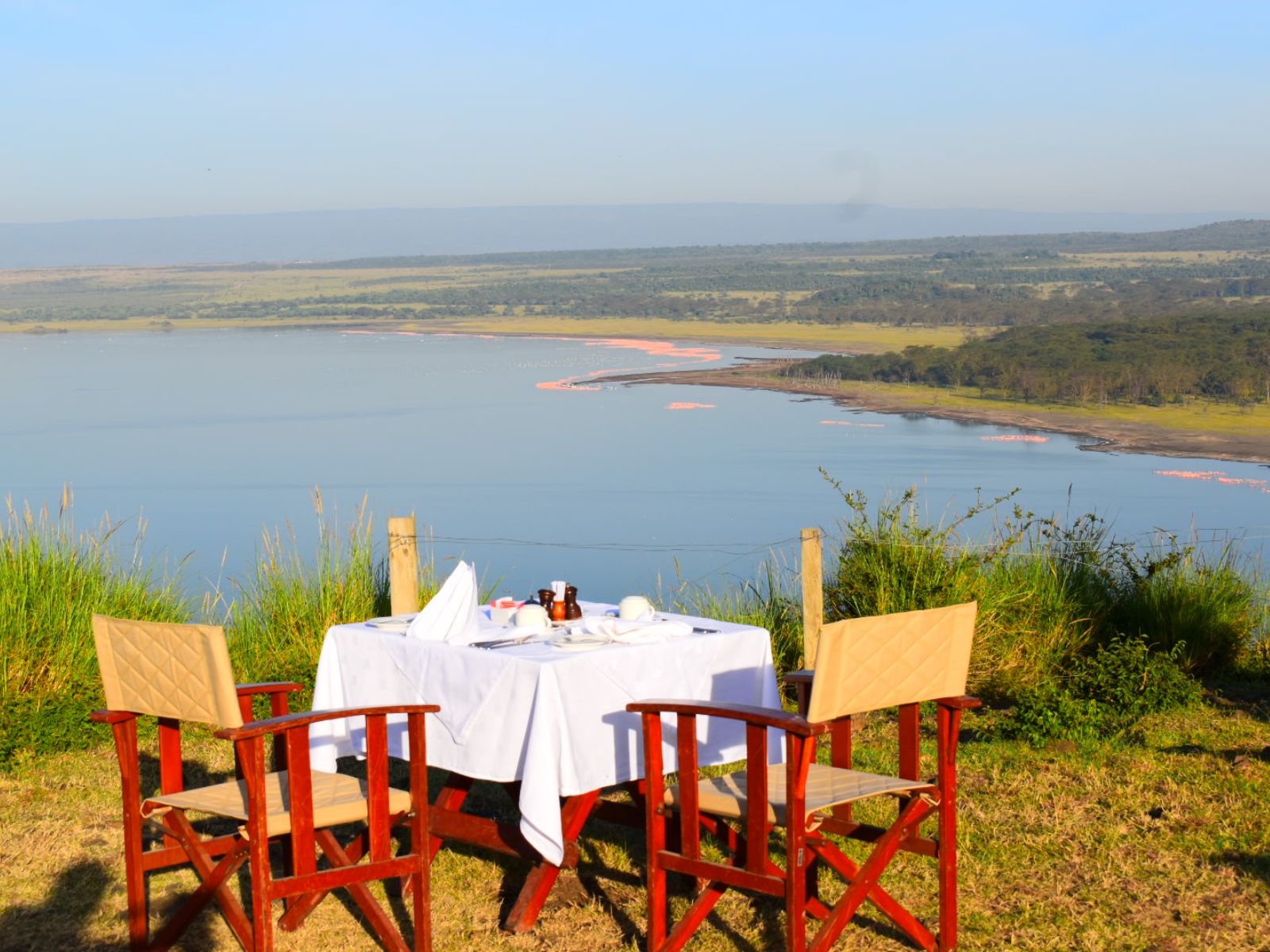 Rondreis Kenia, Lake Nakuru, Lake Elementaita Serena Camp, eettafel met uitzicht op het meer