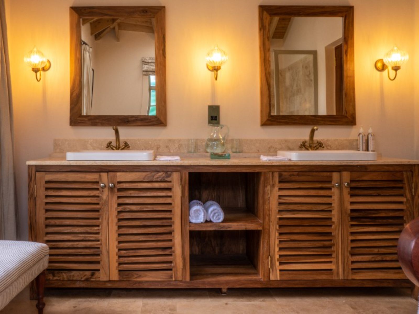 Rondreis Kenia, Nairobi, Karen Blixen Coffee Gardens & Cottages, badkamer