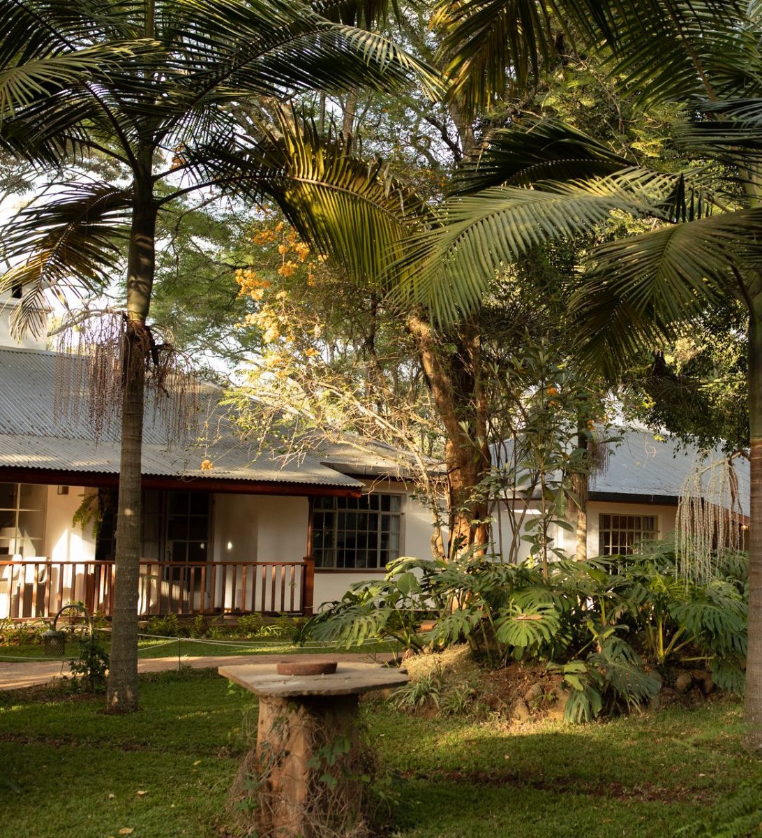 Rondreis Kenia, Nairobi, Karen Blixen Coffee Gardens & Cottages, buitenaanzicht cottages