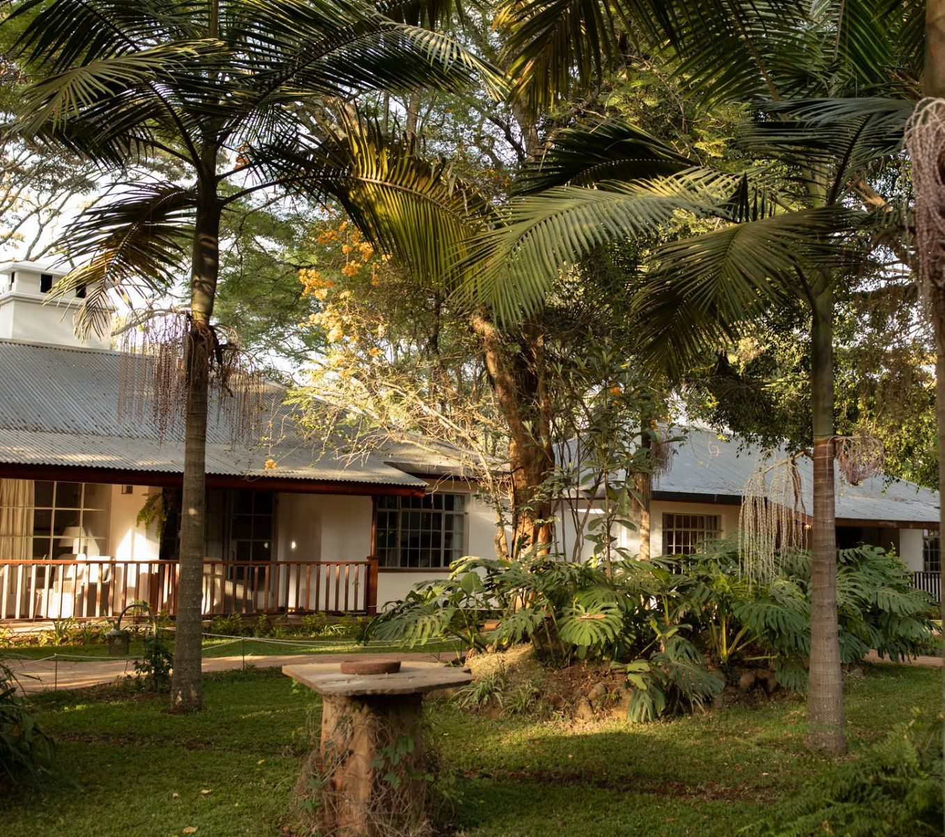 Rondreis Kenia, Nairobi, Karen Blixen Coffee Gardens & Cottages, buitenaanzicht cottages