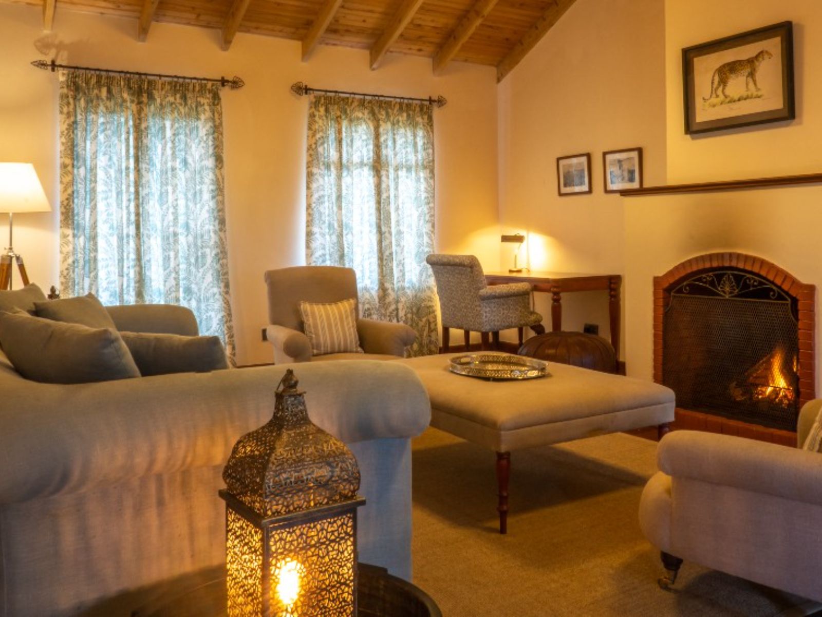 Rondreis Kenia, Nairobi, Karen Blixen Coffee Gardens & Cottages, woonkamer