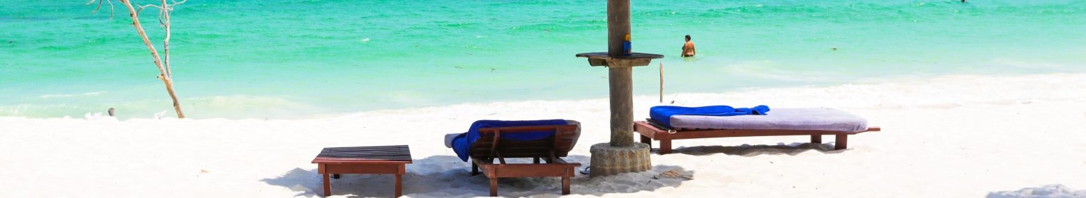 Rondreis-Kenia-Watamu-Strand-met-rietenhutje-en-bedjes
