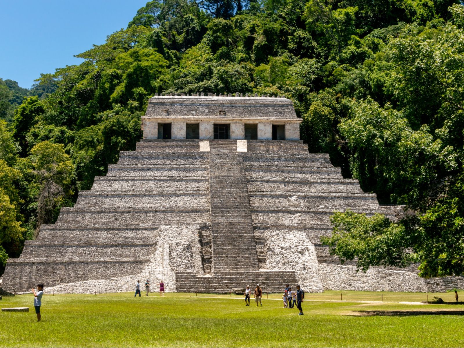 Rondreis Mexico, Palenque, Maya ruïnes met grasveld