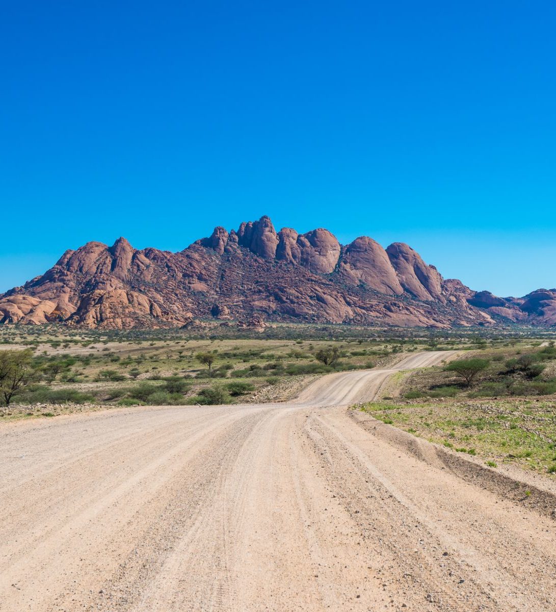 Rondreis Namibië, Spitzkoppe, berg van veraf in de breedte