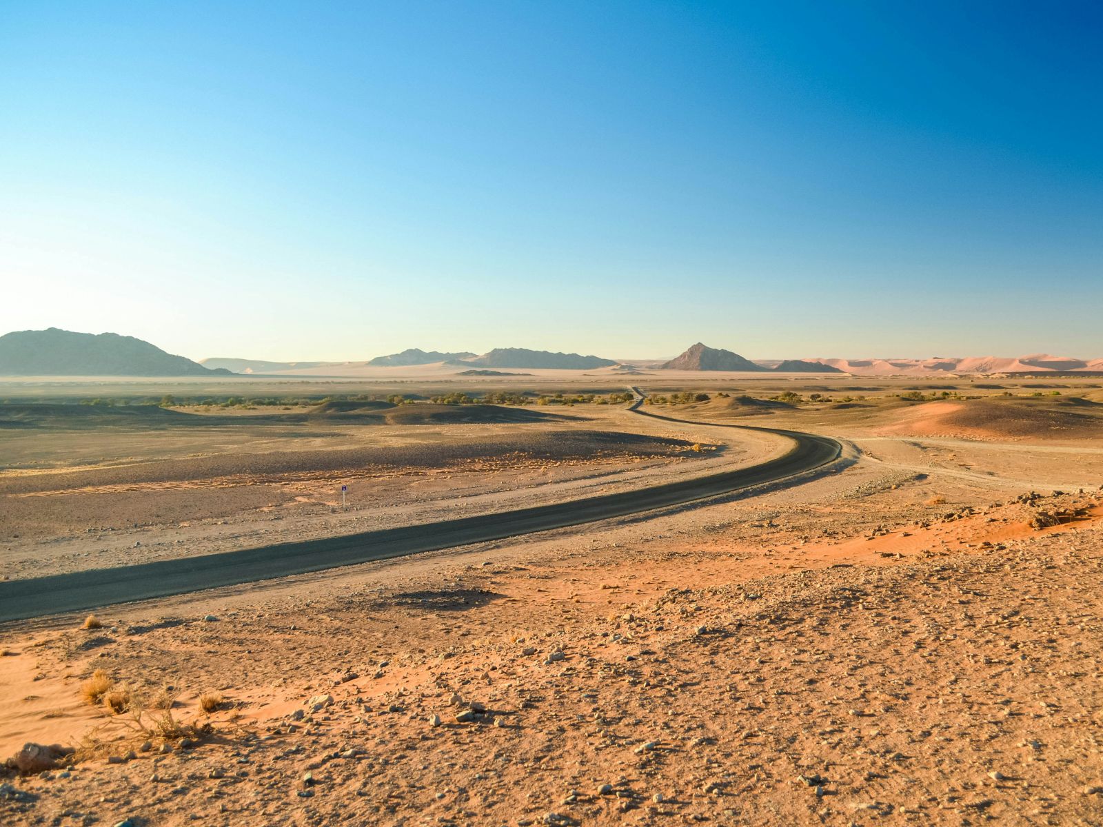 Rondreis Namibië, verharde weg in Namibië