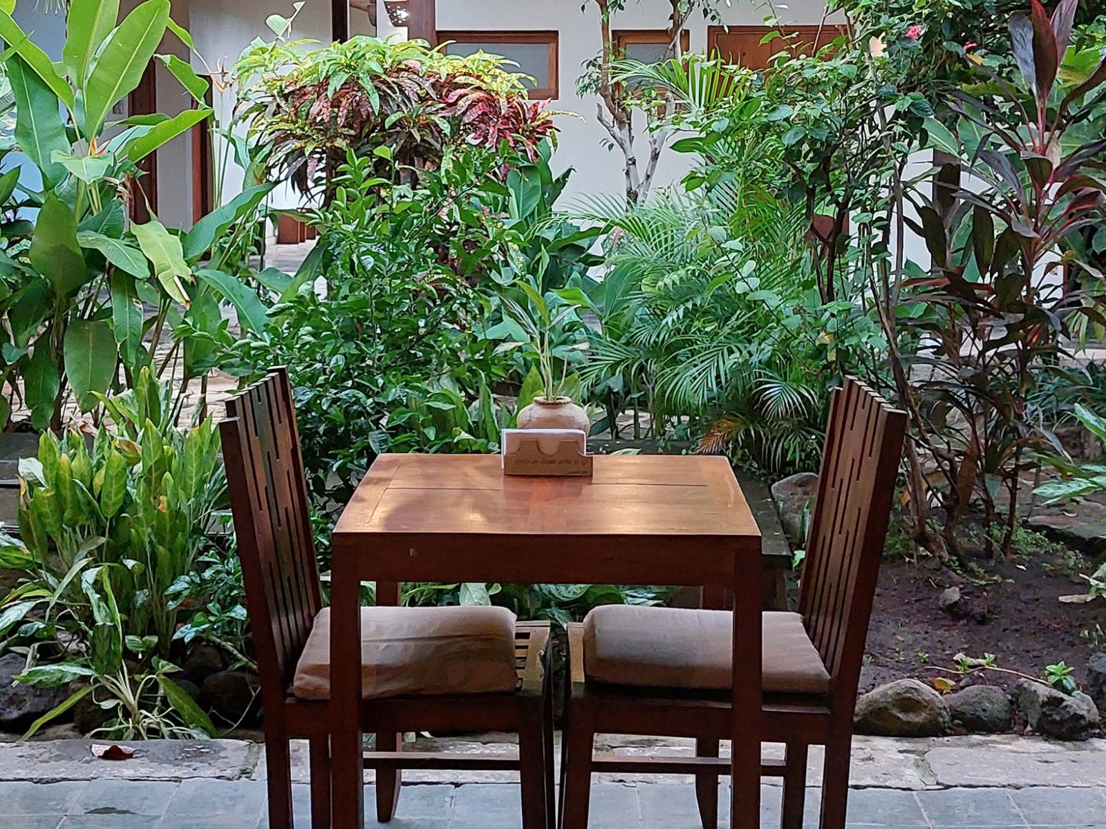 Rondreis Nicaragua, Granada, Hotel Con Corazón, eten in de tuin