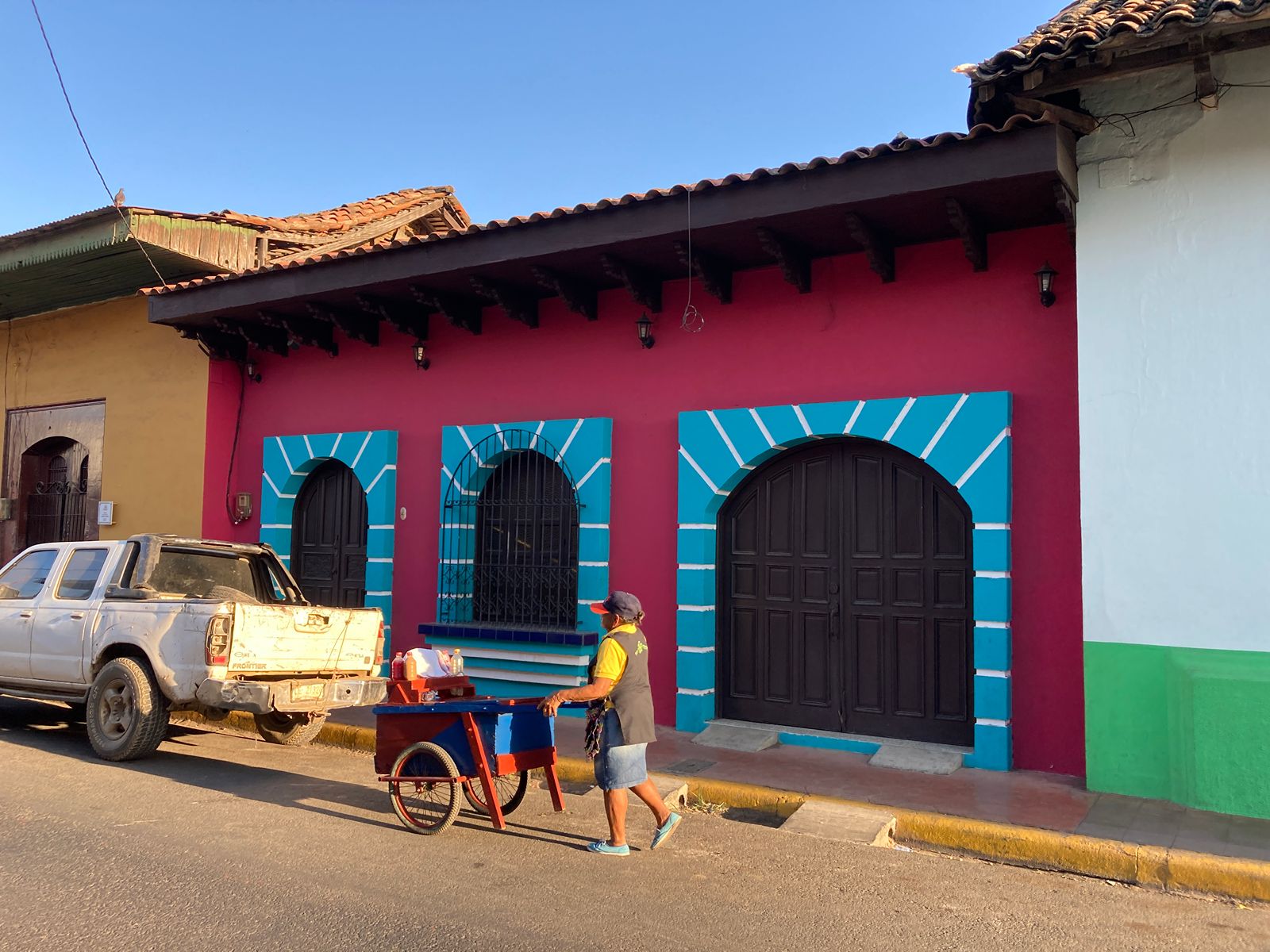 Rondreis Nicaragua, Leon, straatbeeld met gekleurde huizen