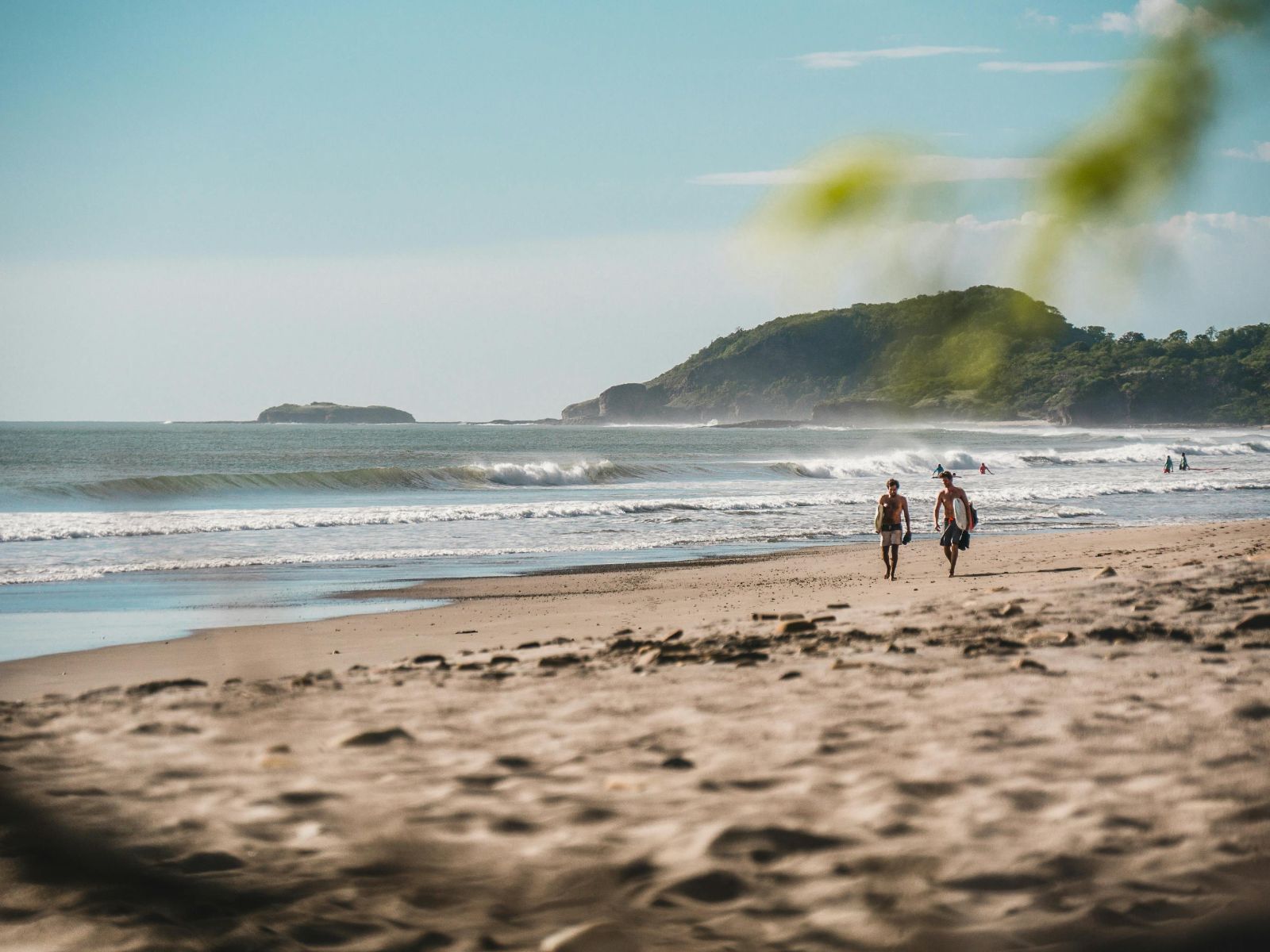 Rondreis Nicaragua, Matagalpa,, strand met surfers