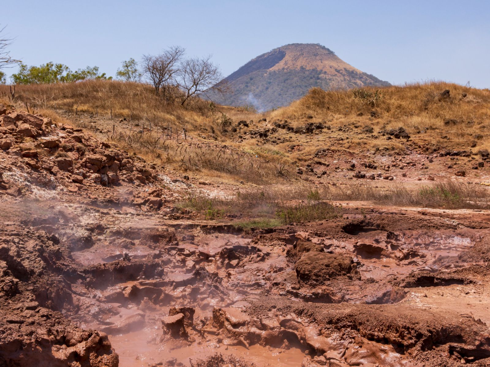 Rondreis Nicaragua, San Jacinto, borrelende modderpoelen met berg