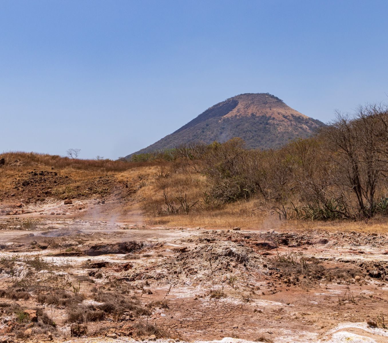 Rondreis Nicaragua, San Jacinto, modderpoelen met berg op de achtergrond