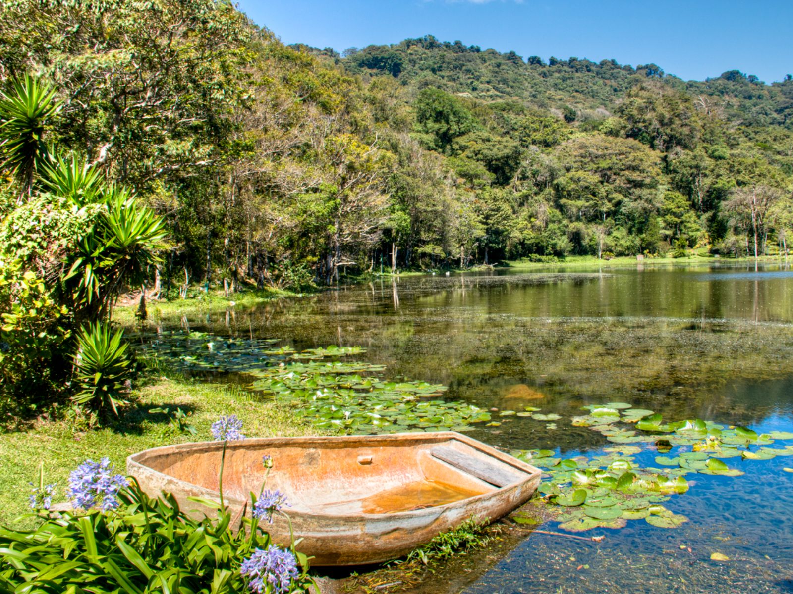 Rondreis Nicaragua, Selva Negra, Matagalpa, bootje op een meer