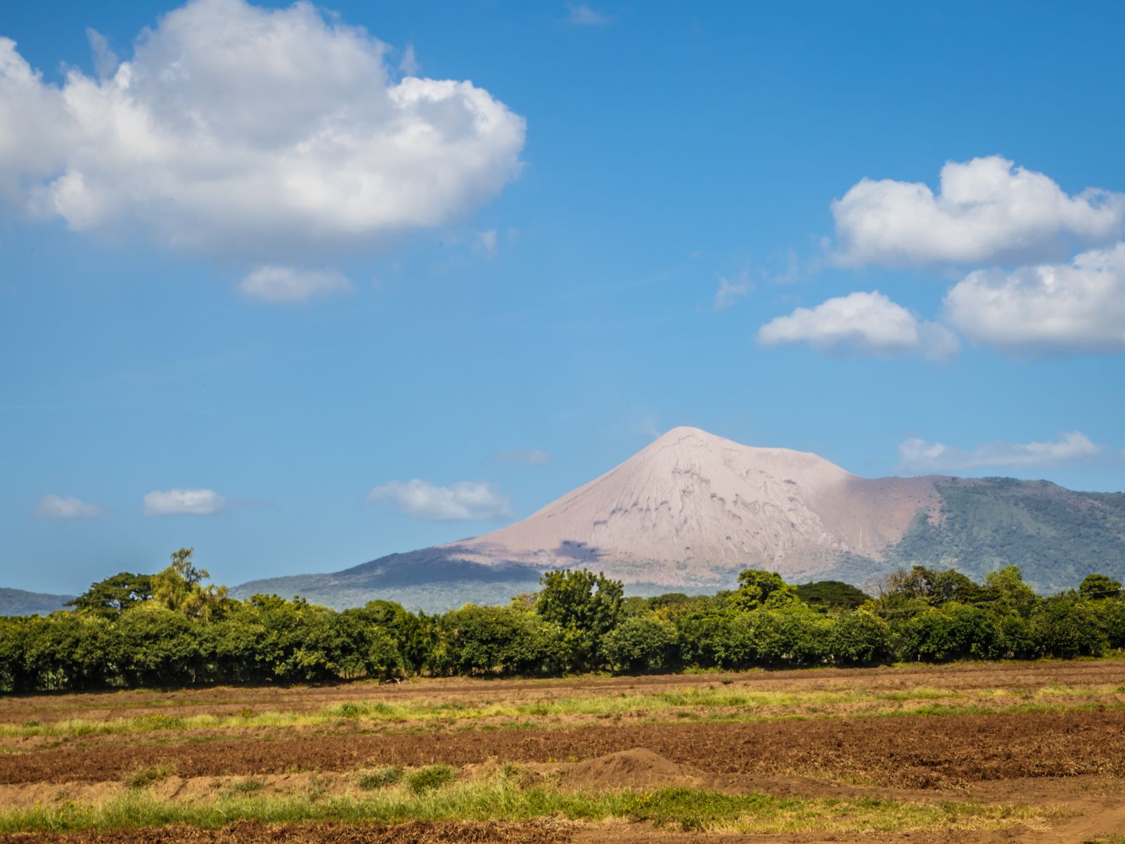 Rondreis Nicaragua, Telica vulkaan met blauwe lucht