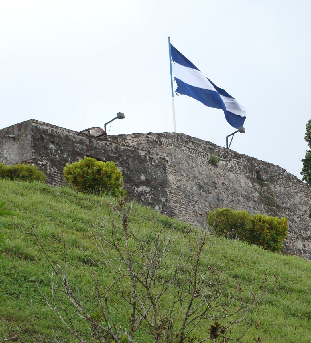 Rondreis Nicaraqua, El Castillo, Flag op het fort
