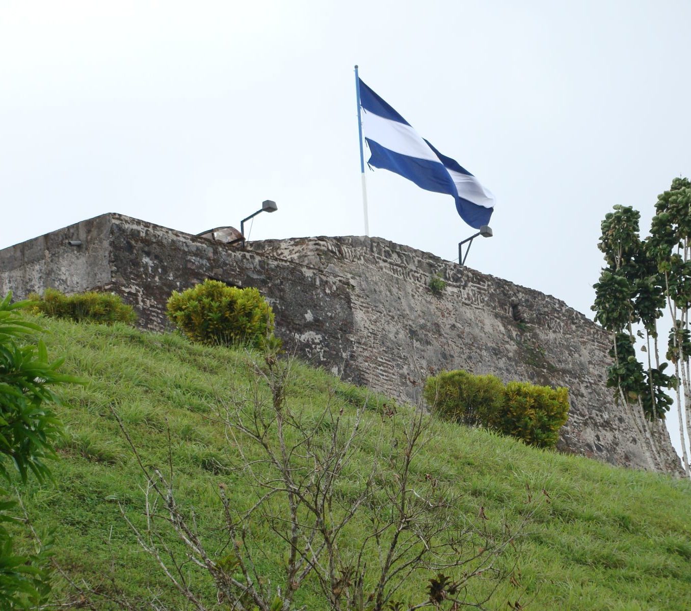 Rondreis Nicaraqua, El Castillo, Flag op het fort