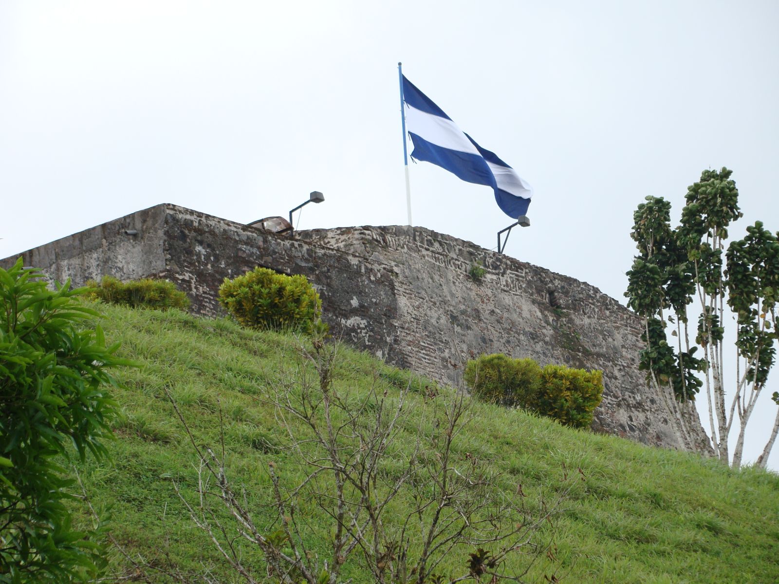 Rondreis Nicaraqua, El Castillo, Flag op het fort