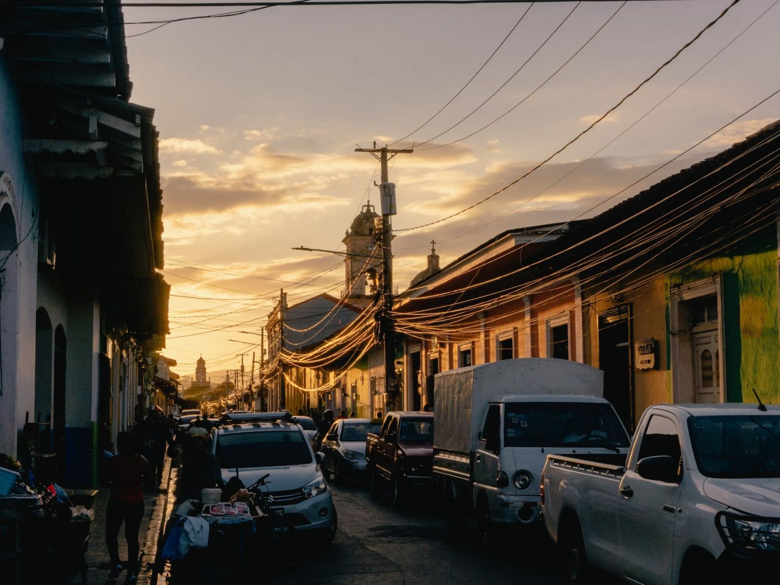 Rondreis Nicaraqua, Granada, straat met zonsondergang