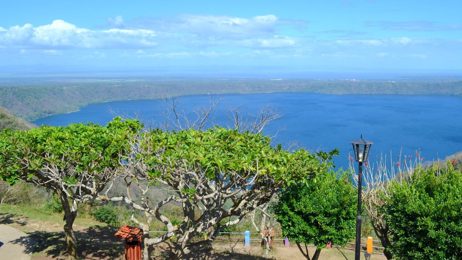 Rondreis Nicaraqua, Laguna de Apoyo, uitzicht meer naast wandelpaden