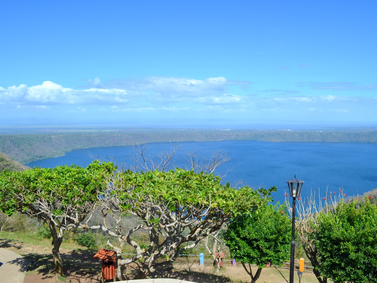 Rondreis Nicaraqua, Laguna de Apoyo, uitzicht meer naast wandelpaden