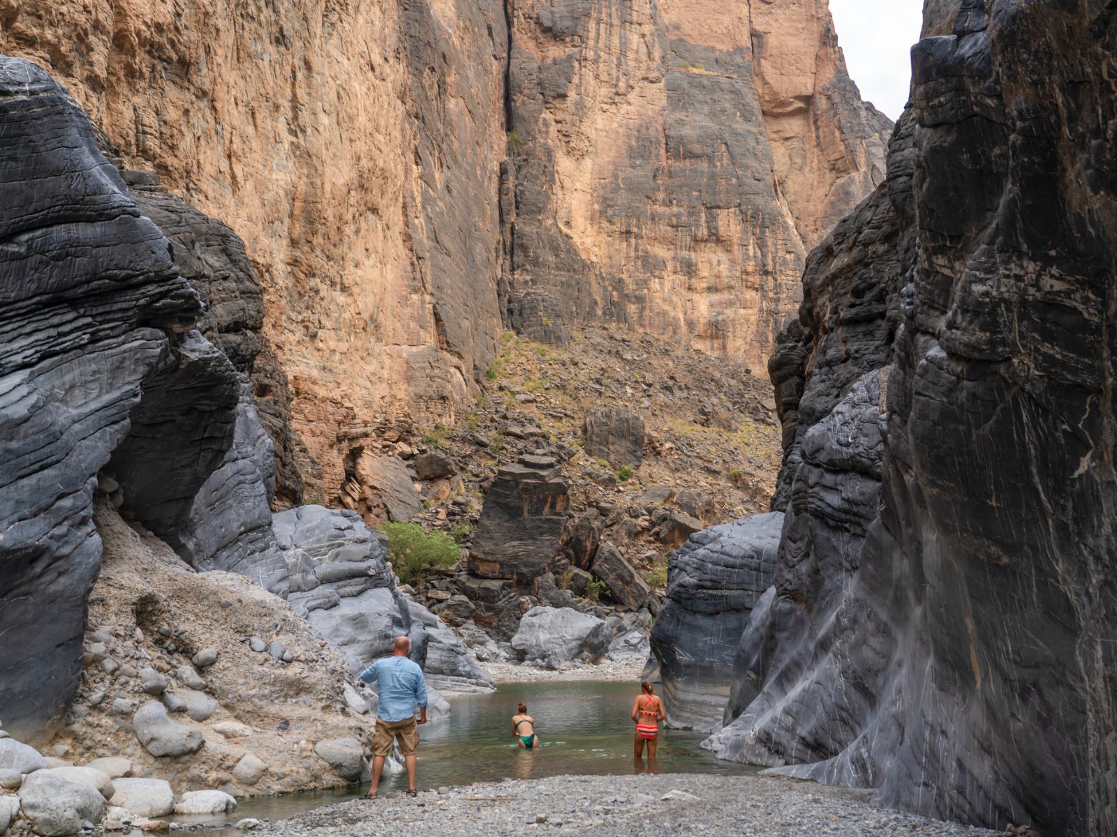 Rondreis Oman, Snake Canyon, mensen zwemmen bij Wadi Bani Awf