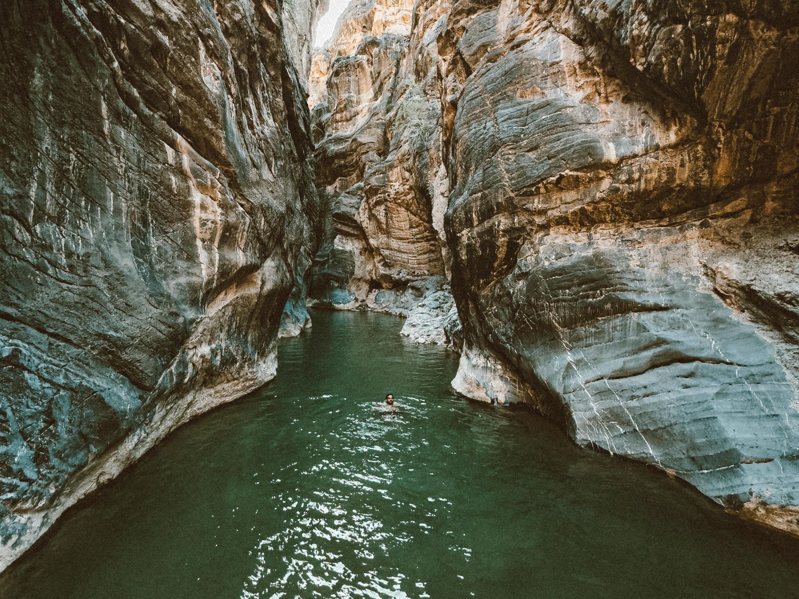 Rondreis Oman, Snake Canyon, zwemmen in het water