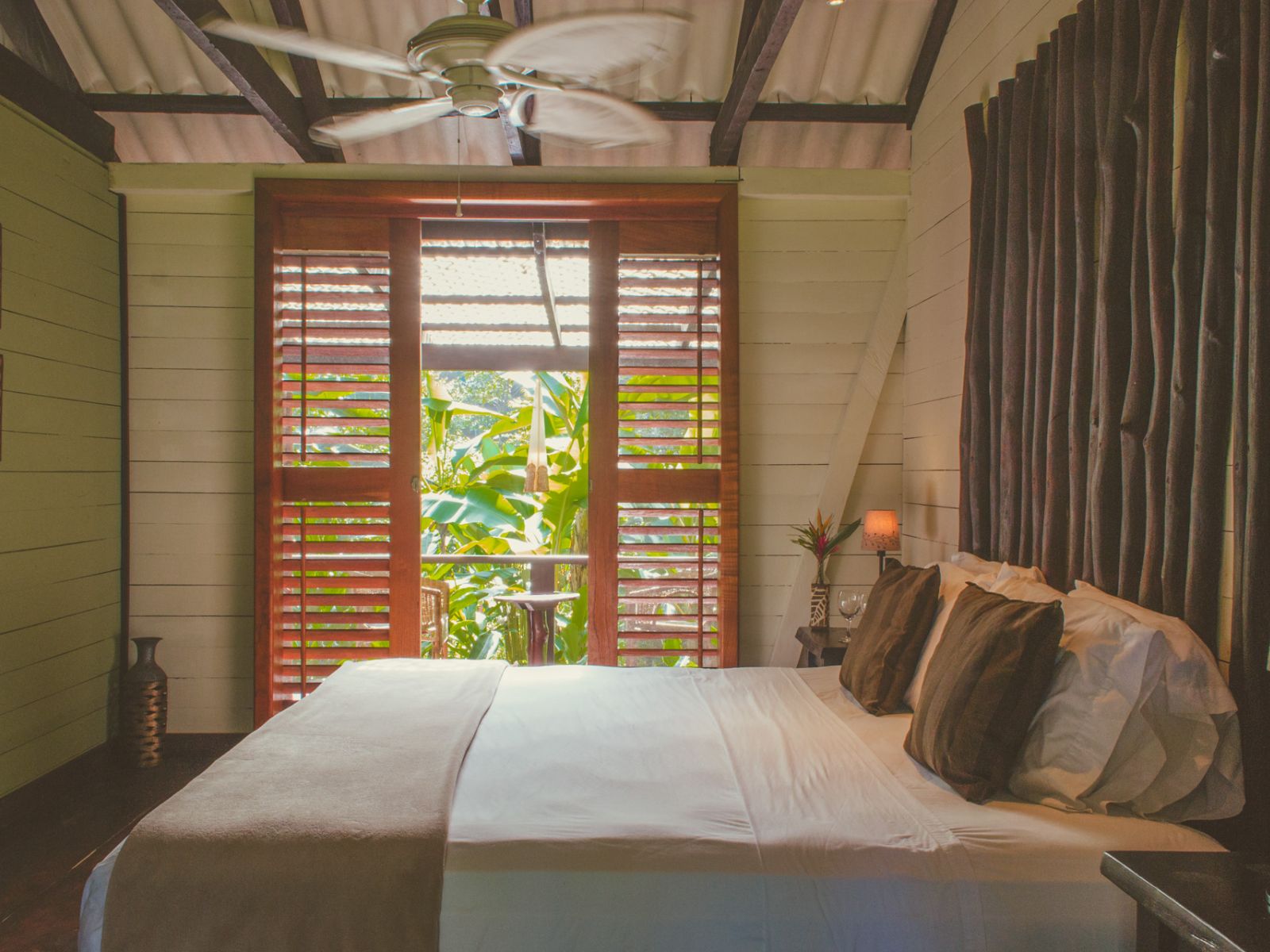 Rondreis Panama, Bocas del Toro, Island Plantation Resort, tweepersoonsbed met balkon