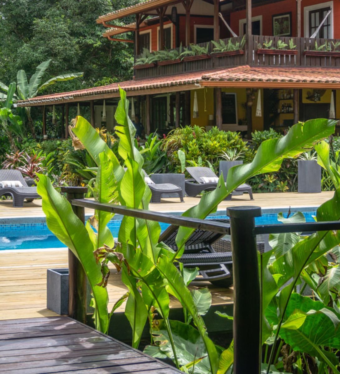 Rondreis Panama, Bocas del Toro, Island Plantation Resort, zwembad met ligstoelen