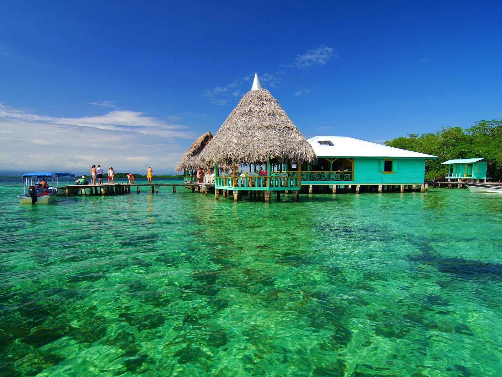 Rondreis Panama, Bocas del Toro, restaurant boven water