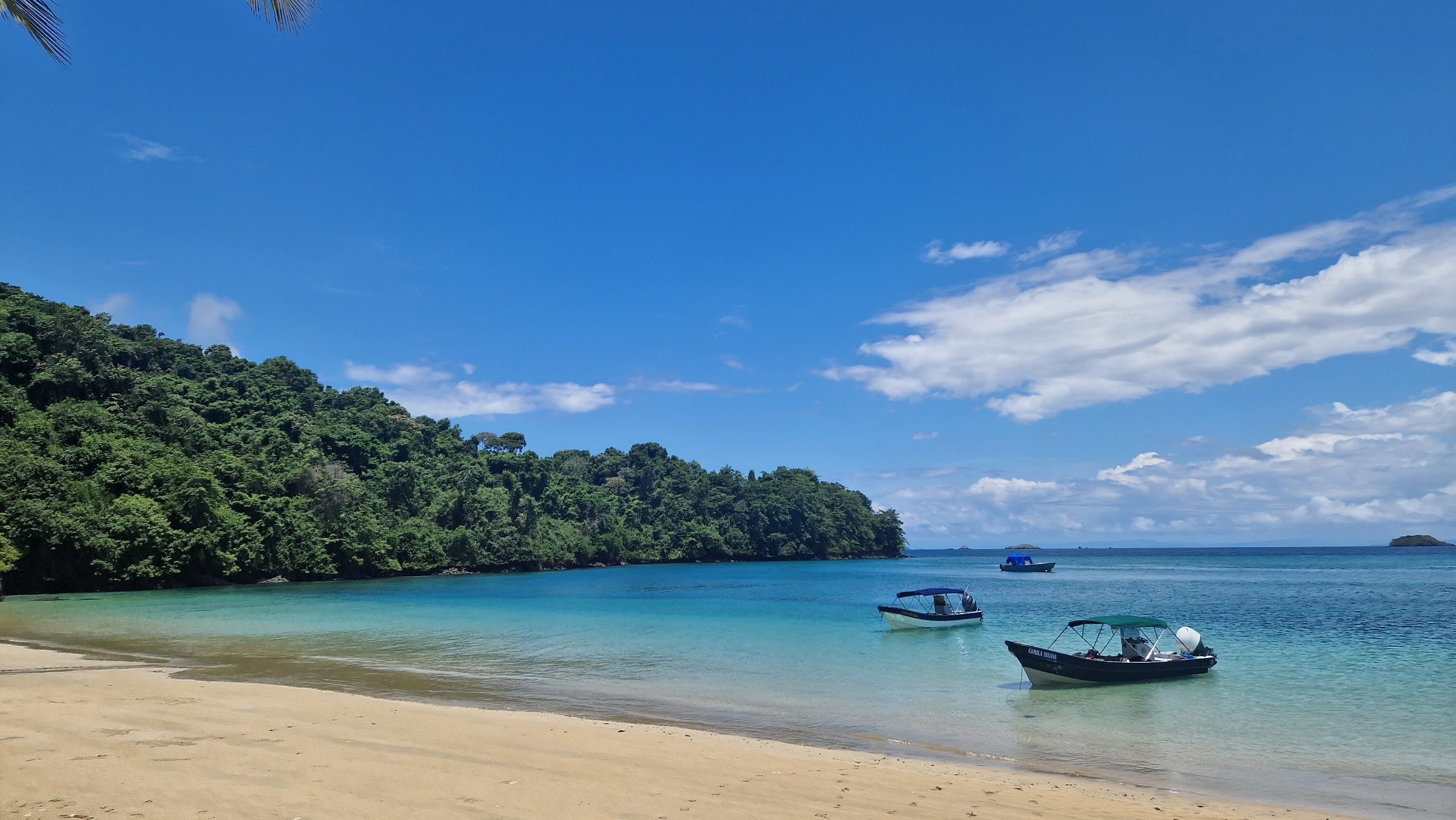 Rondreis Panama, Bocas del Toro, strand met boten