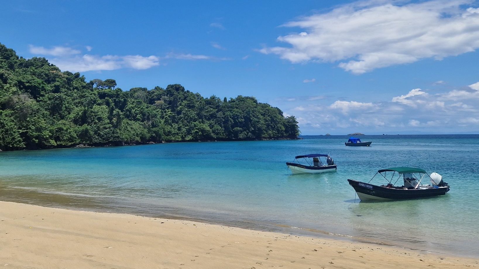 Rondreis Panama, Bocas del Toro, strand met boten
