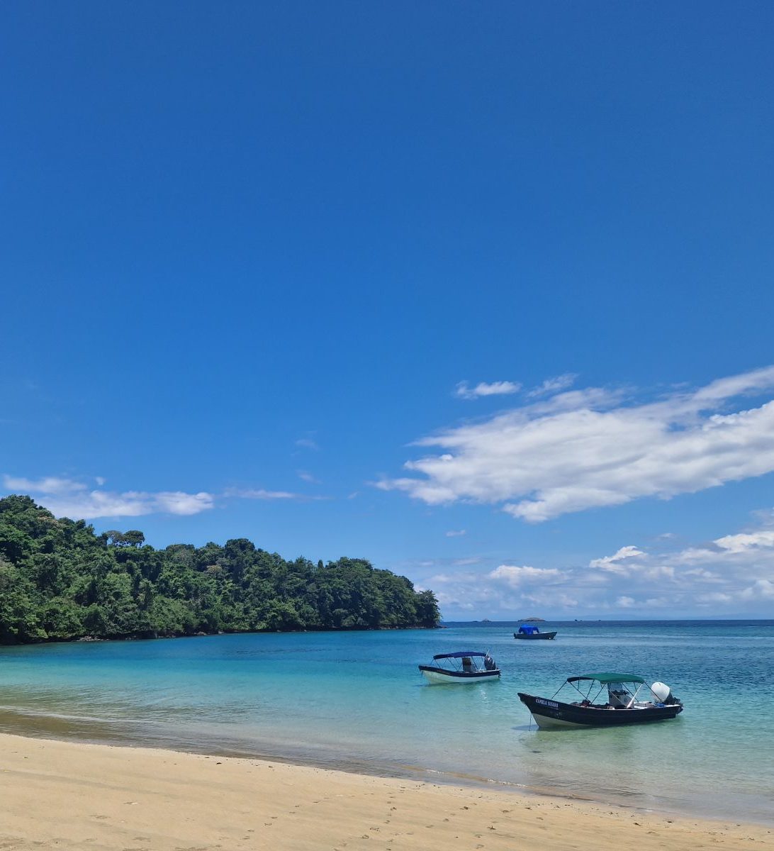 Rondreis Panama, Bocas del Toro, strand met boten