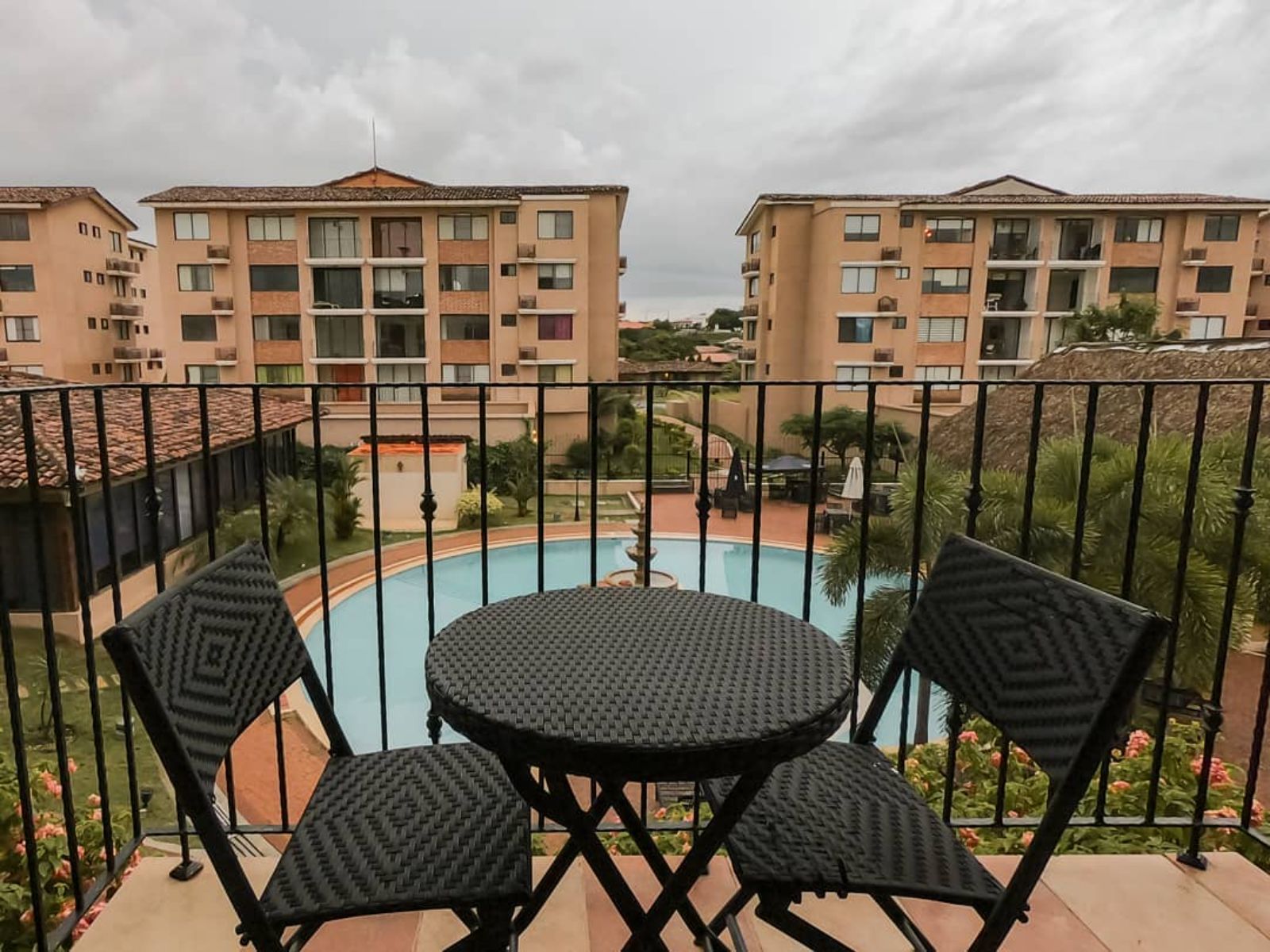 Rondreis Panama, Chitre, Hotel Cubitá Boutique Resort & Spa, uitzicht op het zwembad vanaf het balkon