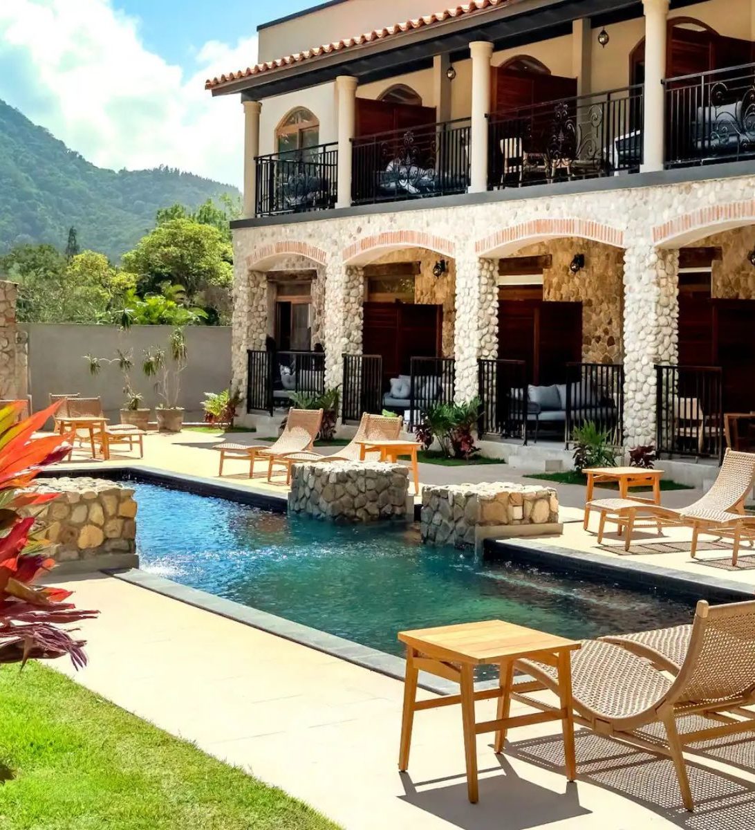 Rondreis Panama, El Valle de Antón, La Compañía El Valle, zwembad