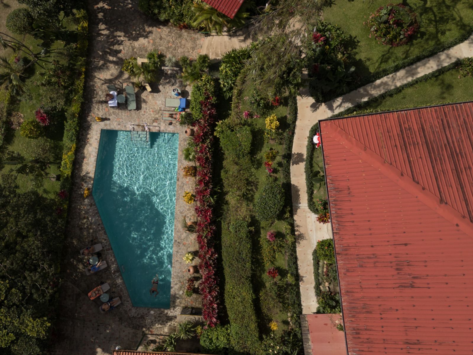 Rondreis Panama, El Valle de Antón, The Golden Frog Inn, bovenaanzicht zwembad