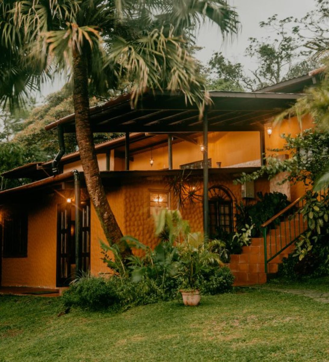 Rondreis Panama, El Valle de Antón, The Golden Frog Inn, buitenaanzicht verblijf