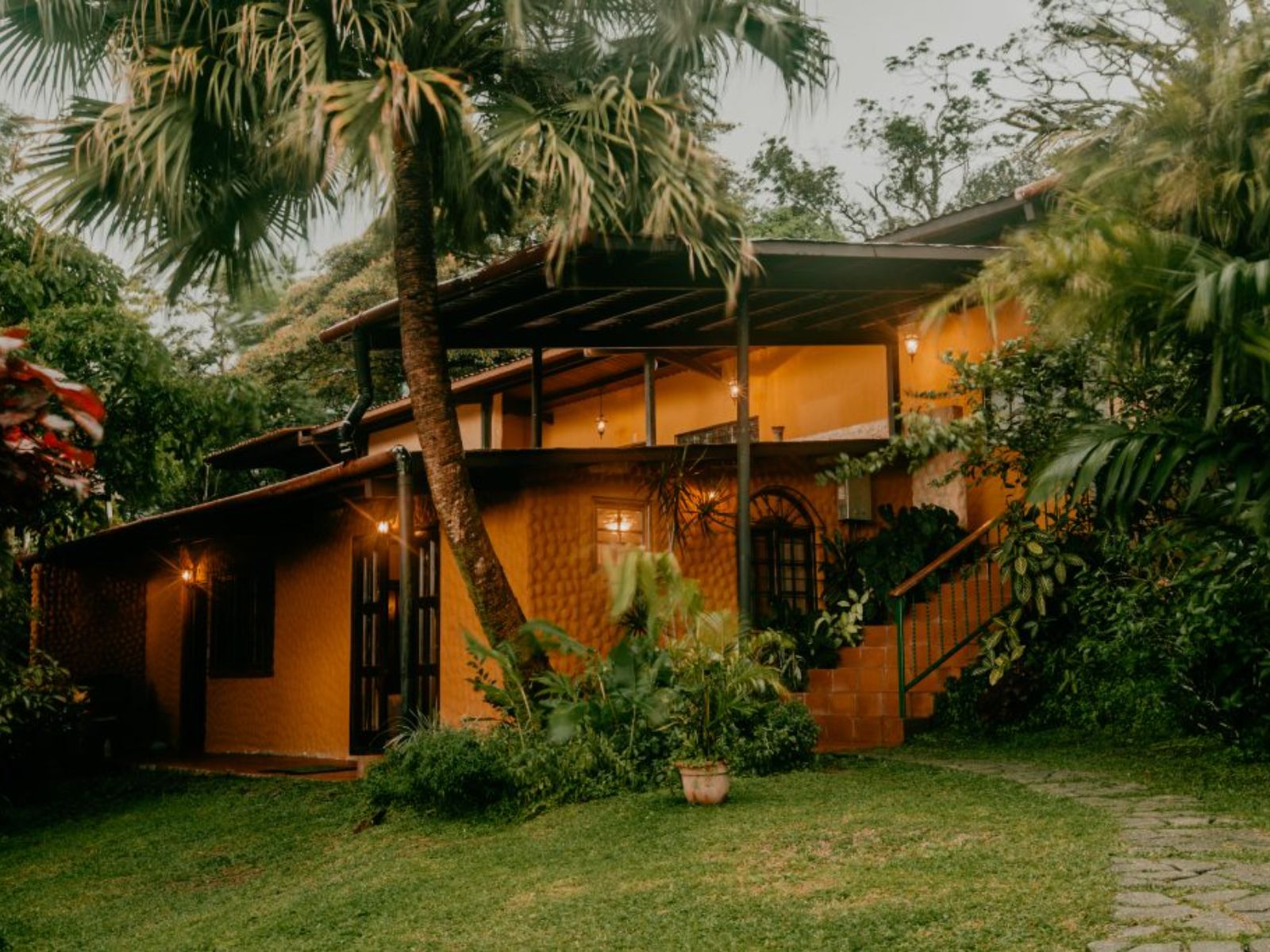 Rondreis Panama, El Valle de Antón, The Golden Frog Inn, buitenaanzicht verblijf