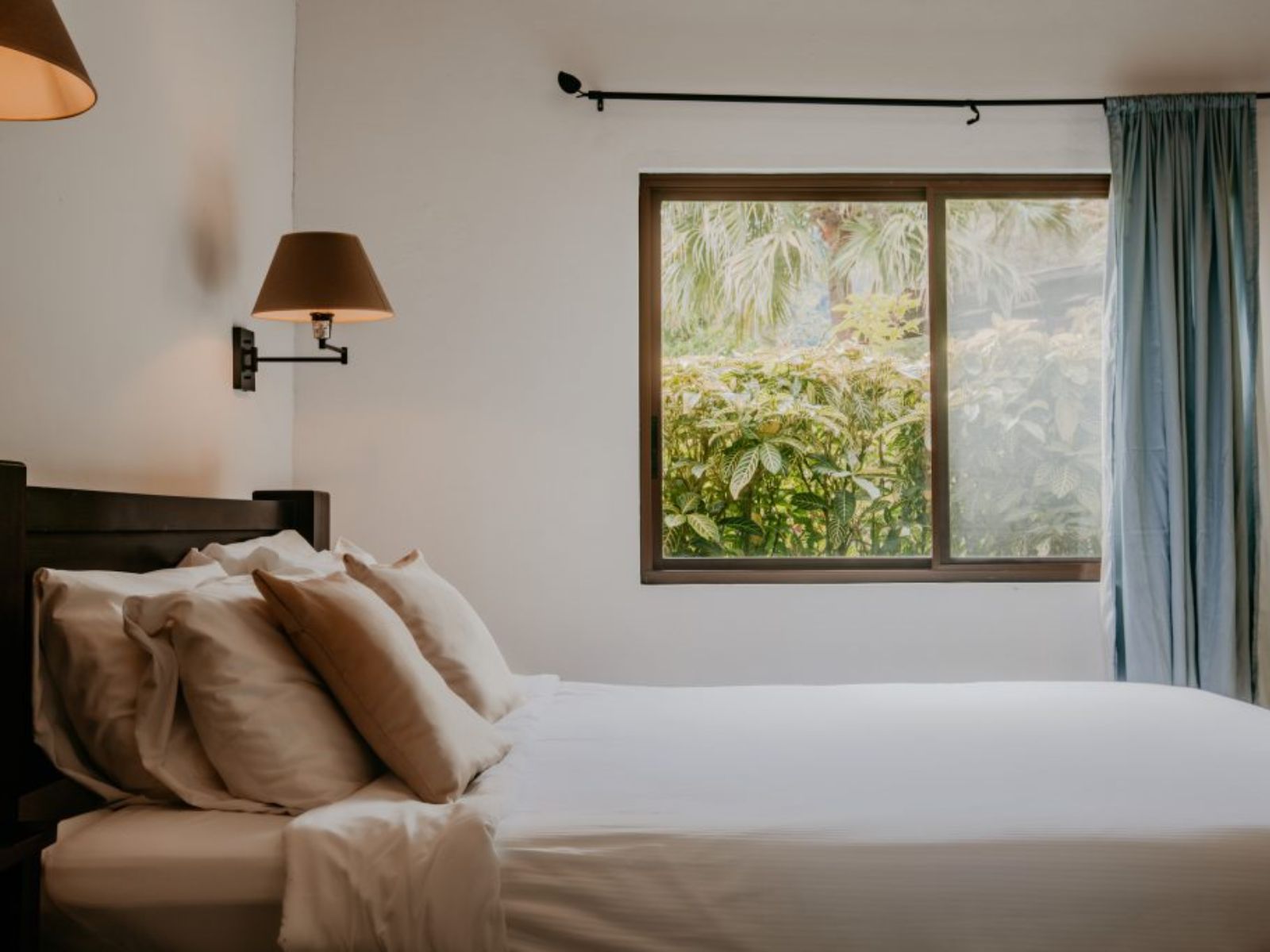 Rondreis Panama, El Valle de Antón, The Golden Frog Inn, tweepersoonsbed
