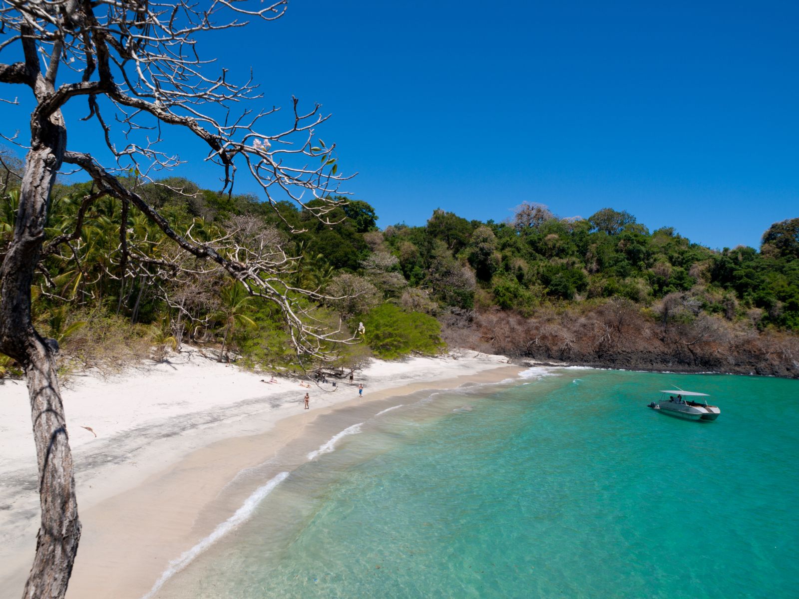 Rondreis Panama, Golf van Chiriquí strand met blauw water