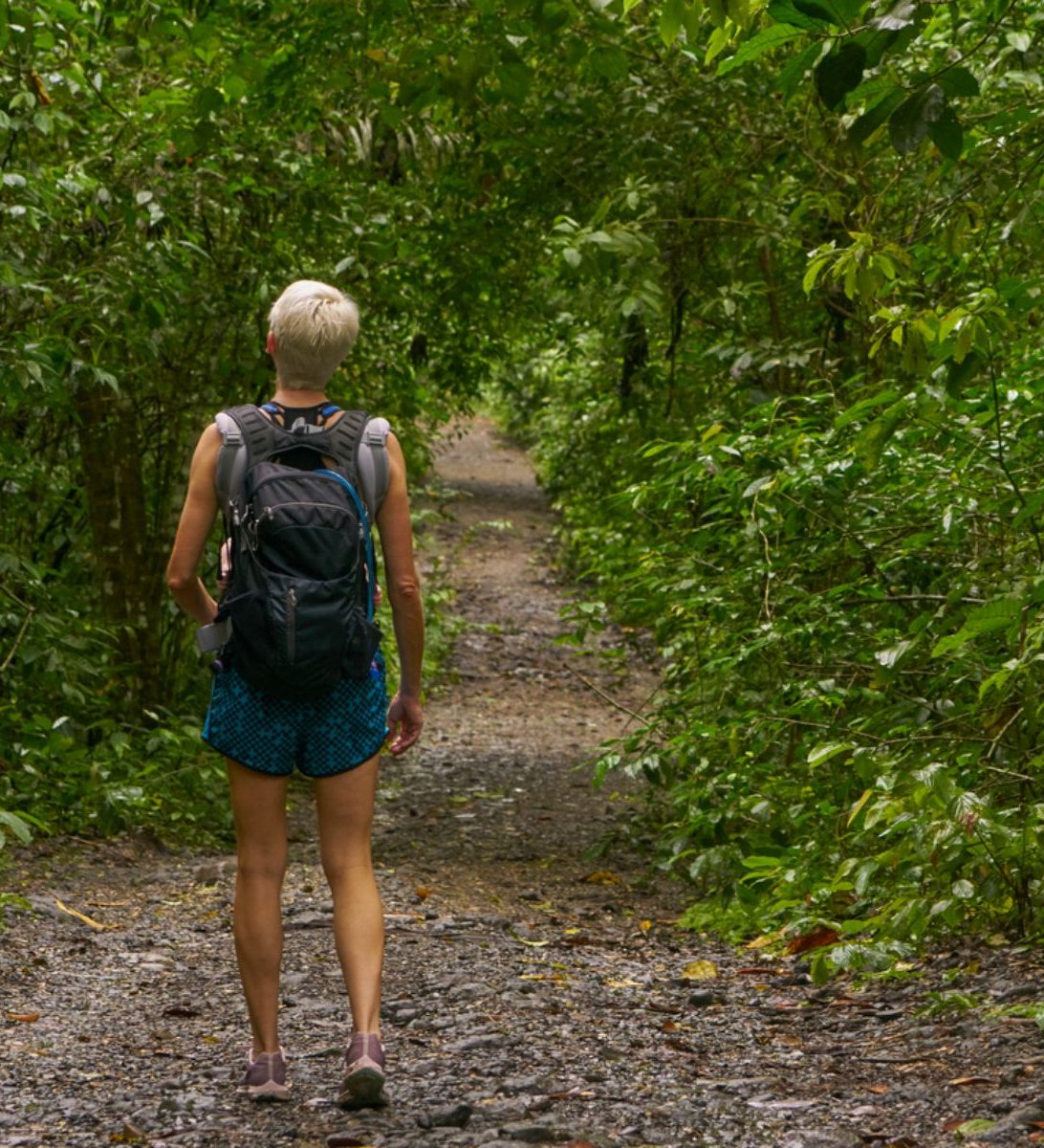Rondreis Panama, Nationaal Park Soberania, vrouw die wandelt