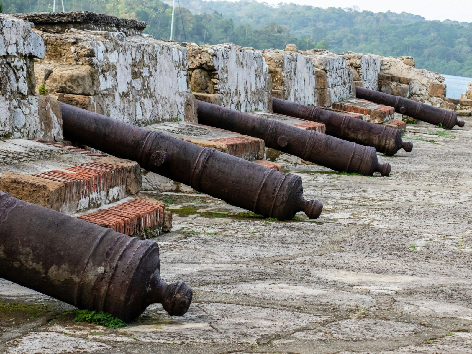 Rondreis Panama, Portobelo, Kanonnen bij de muur