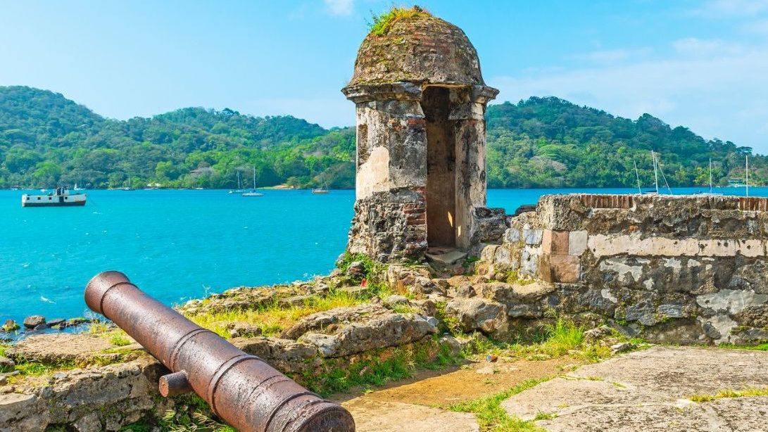 Rondreis Panama, Portobelo fort met uitzicht op de zee