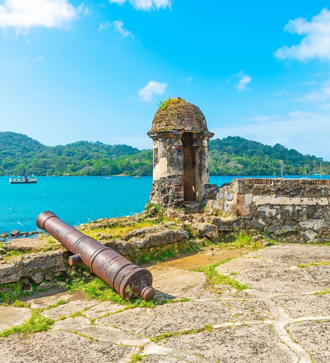 Rondreis Panama, Portobelo fort met uitzicht op de zee